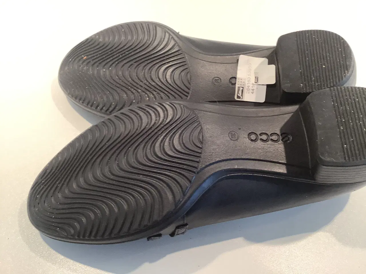 Billede 3 - Superflot og anvendelig sort Ecco sko
