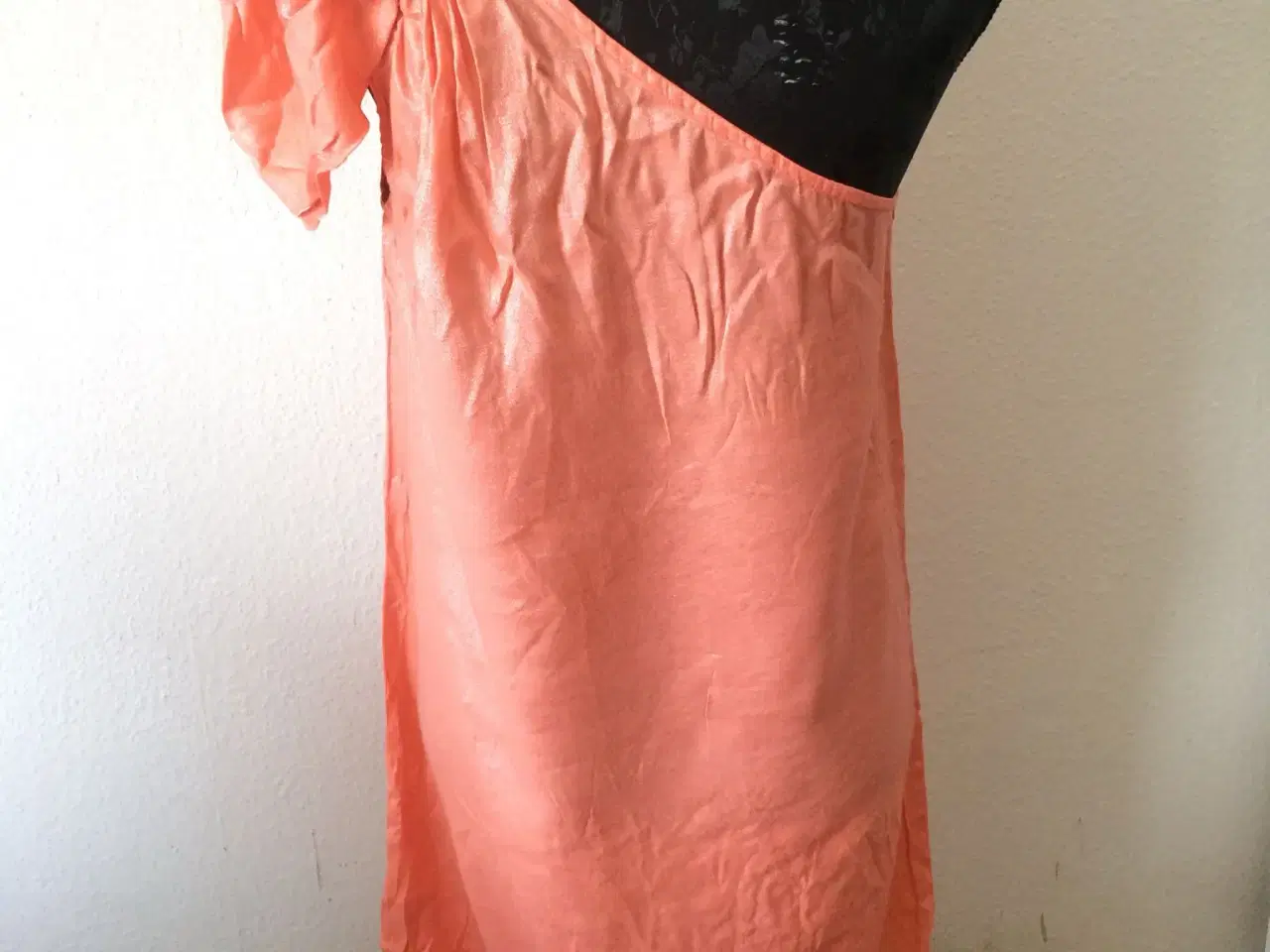 Billede 3 - One skoulder kjole