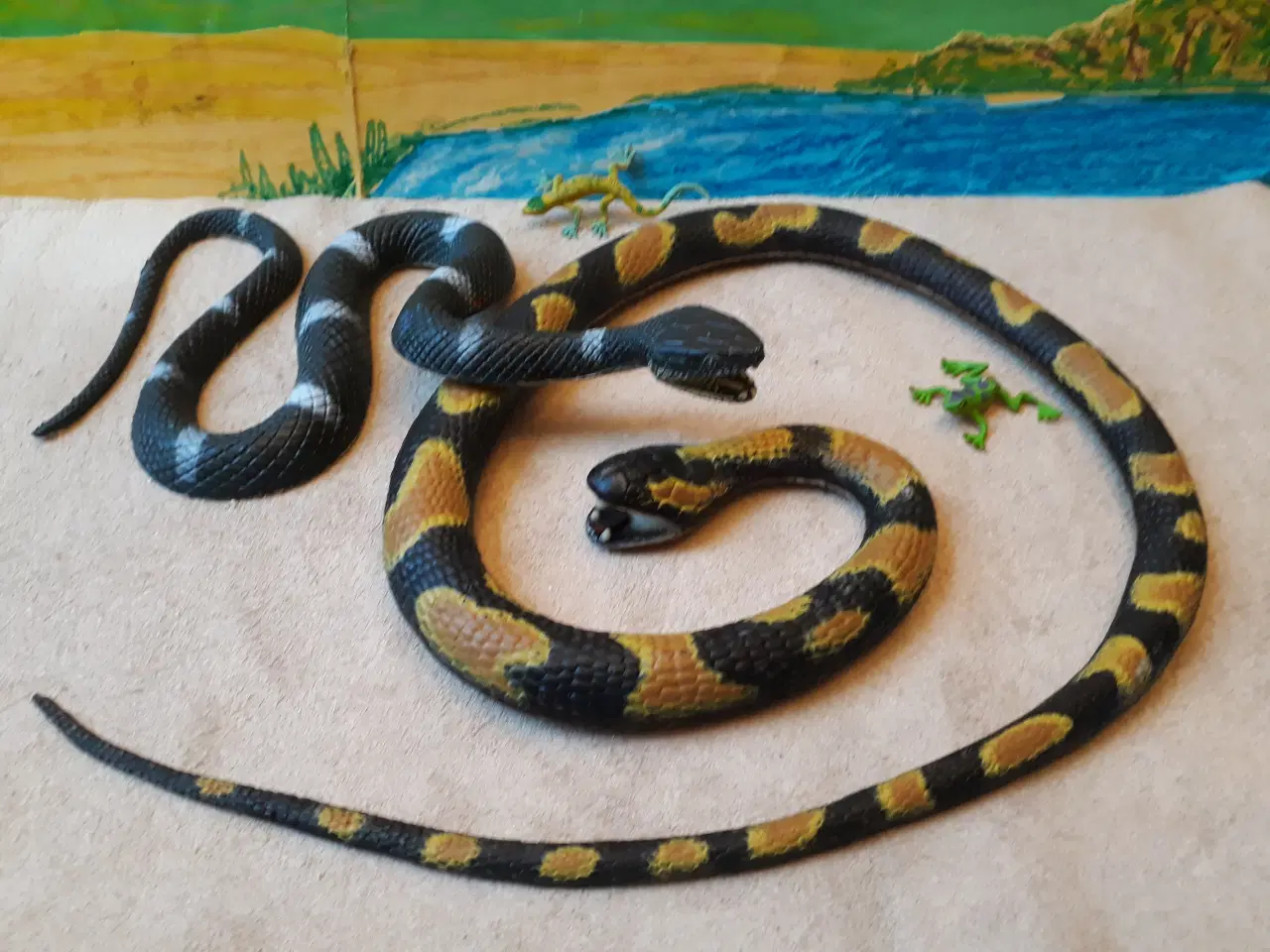 Billede 1 - 2 Slanger med krybdyr
