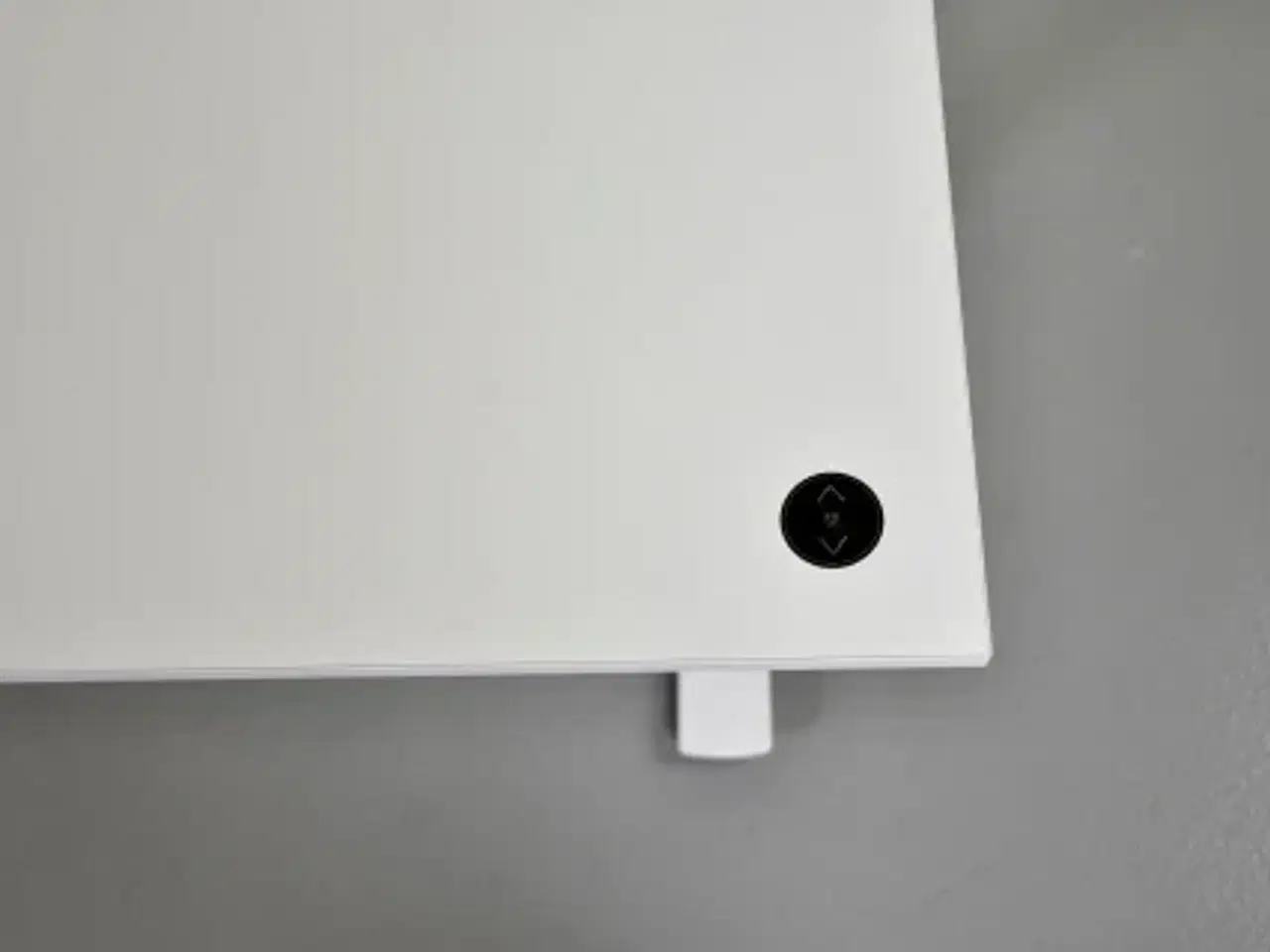 Billede 8 - Hæve-/sænkebord med hvid plade, hvidt stel og penneskuffe, 180 cm.