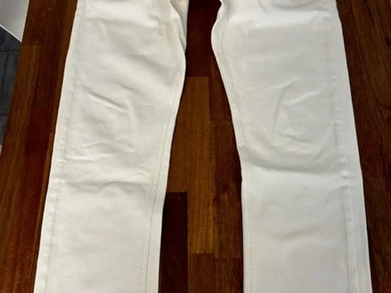 Billede 2 - Helt Nye hvide Jeans fra Jack & Jones