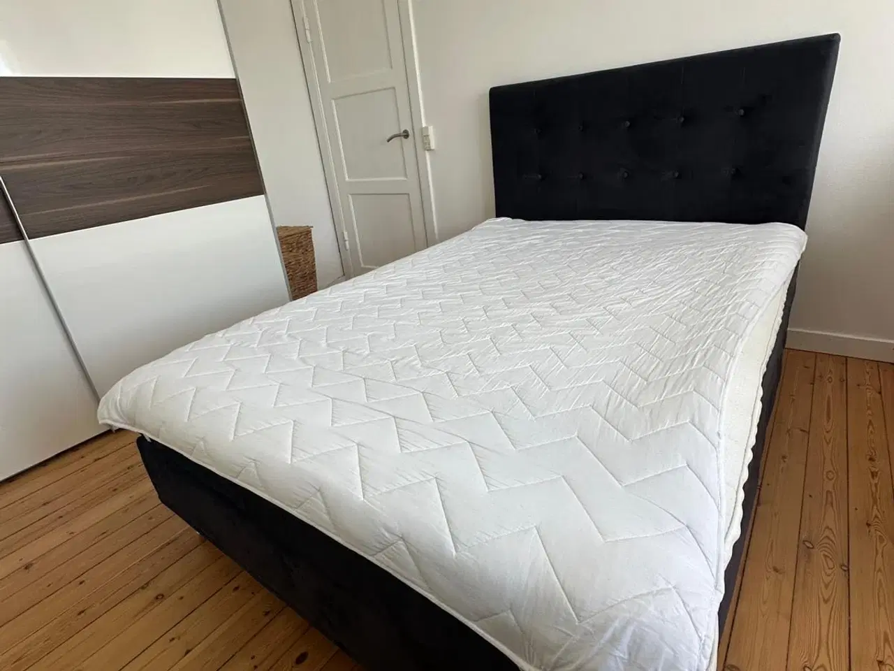 Billede 5 - Bed with headboard 