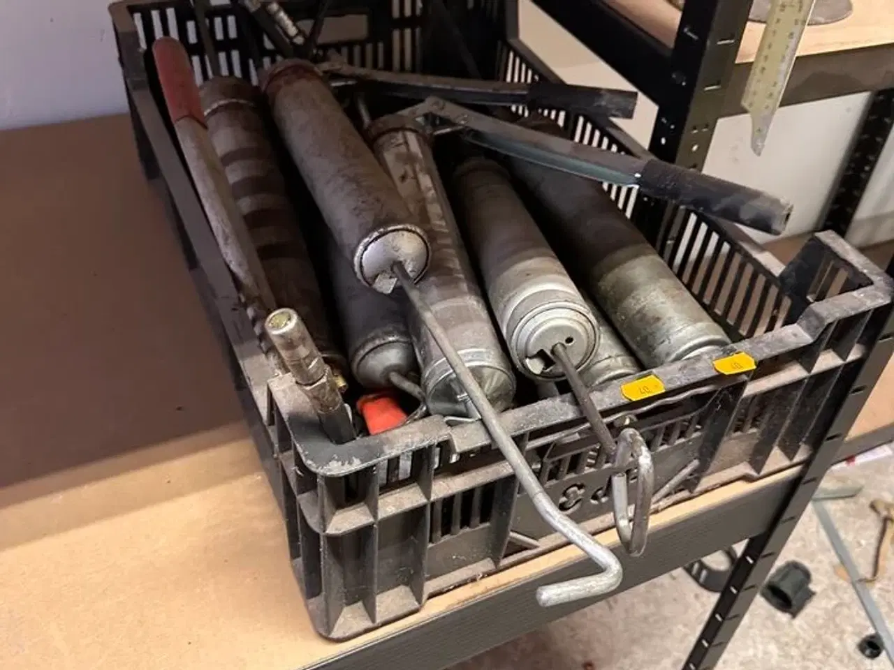 Billede 1 - Kasse med diverse fedtsprøjter