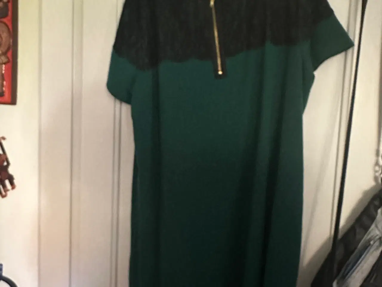 Billede 2 - Mørkegrøn kjole med blonde udskæring