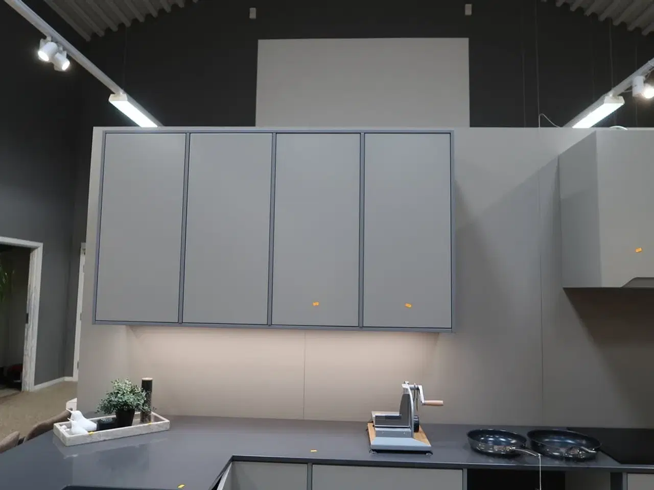 Billede 7 - Køkken NORDANRO uden hårdehvidearer/armatur med stenbordplade SILESTONE