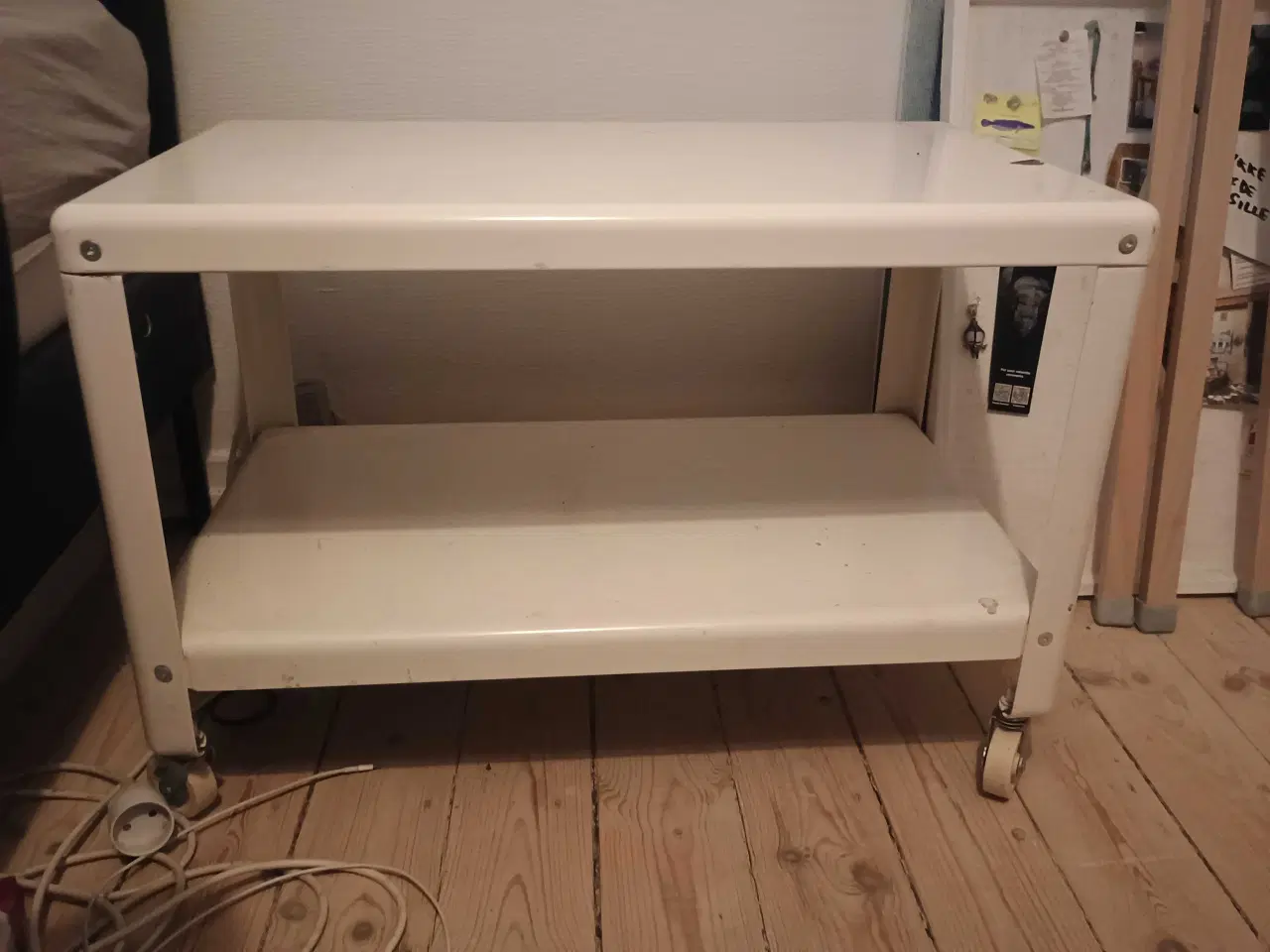 Billede 2 - Lille hvidt bord med hjul