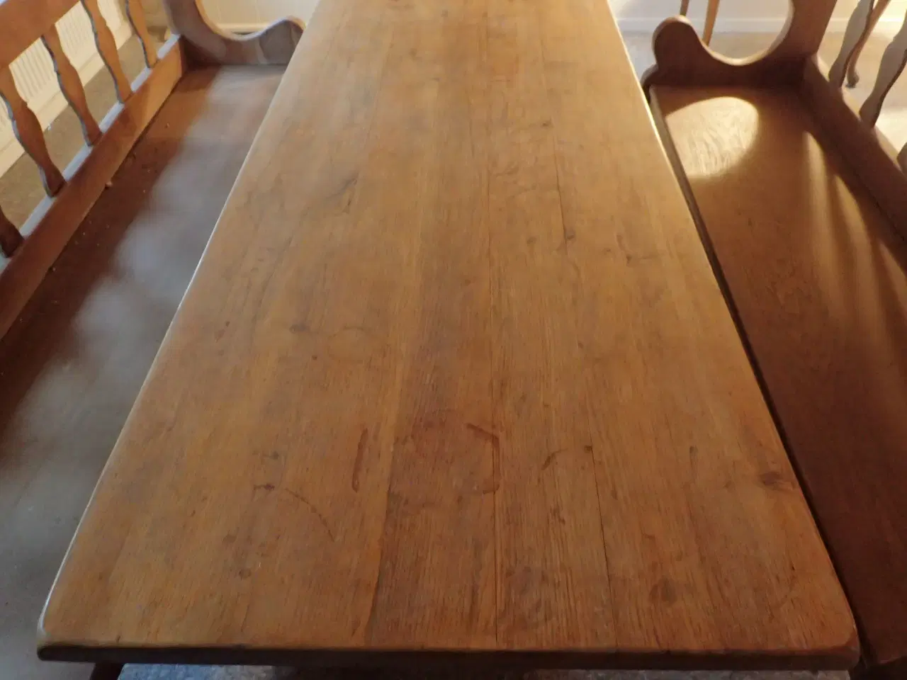 Billede 6 - Plankebord og bænke i massivt rustikt Egetræ.