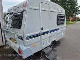 2019 - Niewiadow VEGA 365 NTL Silver Edition   LILLE OG ATTRAKTIV CAMPINGVOGN, SOM MÅ TRÆKKES AF DE FLESTE BILER, SOM ER SPÆKKET MED UDSTYR. - 2