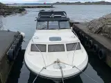Bonanza 28 fod Motorbåd. Ligger i vandet Kolding.