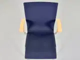 Konferencestol fra kvist, med sort/blå nistret polster og armlæn i bøg - 5