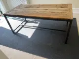 Rustikt bord af fyrtræ, stel i sort/grå metal