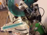 Makita kapgeringsav med arbejdsbord.
