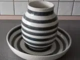 Stor Kæhler vase og fad med grå striber. Fejler in