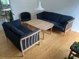 Flot sofagruppe i bøg med mørkegrå hynder