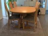 Flot dansk produceret spisebord m/ 8 stole