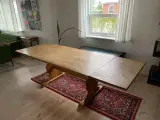 Spisebord i egetræ