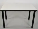 Møde-/konferencebord med hvid plade på sorte ben - 4