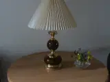 Stilfuld metal bord lampe