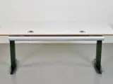 Hæve-/sænkebord fra duba b8 med hvid plade og grønt stel - 3