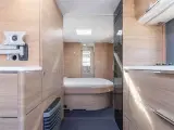 2017 - Adria Adora 613 UT   Fritstående Queen seng og stor separat brusekabine - 5