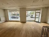Flot og velbeliggende butikslokaler i Frederiksberg på Falkoner Alle. - 3