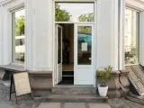 Nyistandsat stuelejemål i København K - Masser af lys og høje lofter - 5