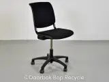 Häg con-x plast 9512 kontorstol med sort polster på sæde og ryg