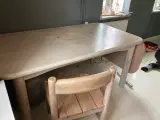 Spisebord og stole