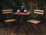 Cafésæt i Akacietræ med stel i sortmalet metal. - 2