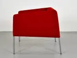 Skandiform lounge-/lænestol med rød polster og alugrå ben. - 4