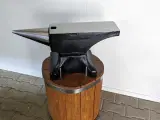 Ambolt på træstubbe - 2