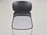 Duba b8 kantinestol i sort med lysegrå polster på sædet. - 5