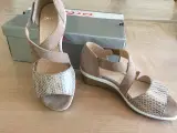 Ara sandal