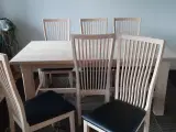 Spisebord med 6 stole, fremstår som nyt med 2 plad