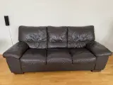 Sofa og to lænestole i mørkebrunt læder