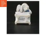 Porcelænsfigur af barn på skammel fra B&G (str. 13x6 cm) - 2