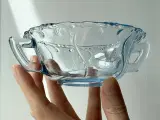 Lyseblå glasskål m hjemmemalet svanemotiv - 5