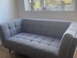 To personer sofa