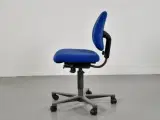 Häg kontorstol i blå, med grå understel - 4