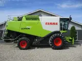 CLAAS LEXION 750 Gårdmaskine med V900 skærebord. - 2