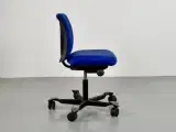 Häg h05 kontorstol med blå polster og sort stel - 2