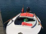Sejljolle med rødt sejl - 3