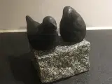 Fugle, keramik på stensokkel