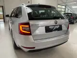 Skoda Octavia 2,0 TDi 150 Style Combi DSG - 5