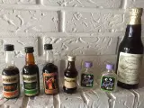 Gamle miniature flasker m.m. med indhold