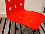Junior kontorstol fra IKEA i rød træ