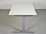 Hæve-/sænkebord med hvid laminat fsc plade på alu stel - 2