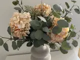 Vase med kunstige blomster