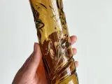 Cylindrisk glasvase, ravfarvet m blomsterpræg - 2