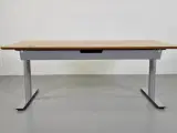 Hæve-/sænkebord med plade i bøg og på grå stel - 4